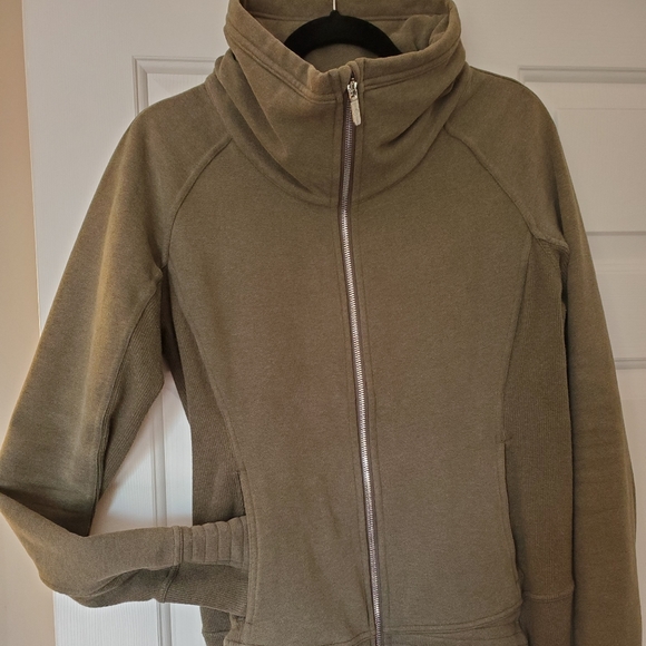 Lululemon jacket - Picture 4 of 8